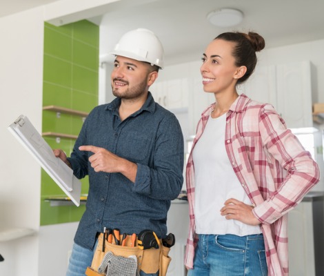 Contractor talking to woman